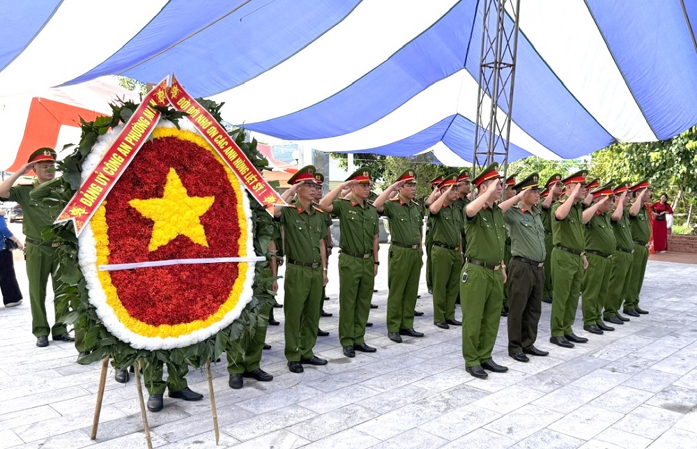 Công an phường An Biên dâng hương tưởng niệm các anh hùng liệt sĩ